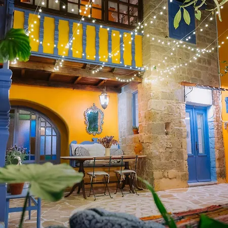 Mayelia Cozy House In The Medieval Town Casa de Férias *