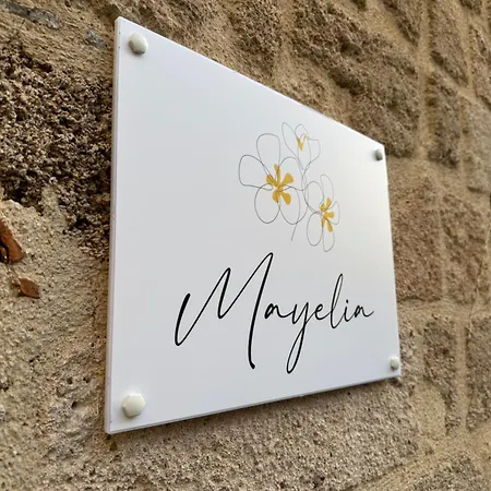 Mayelia Cozy House In The Medieval Town Casa de Férias